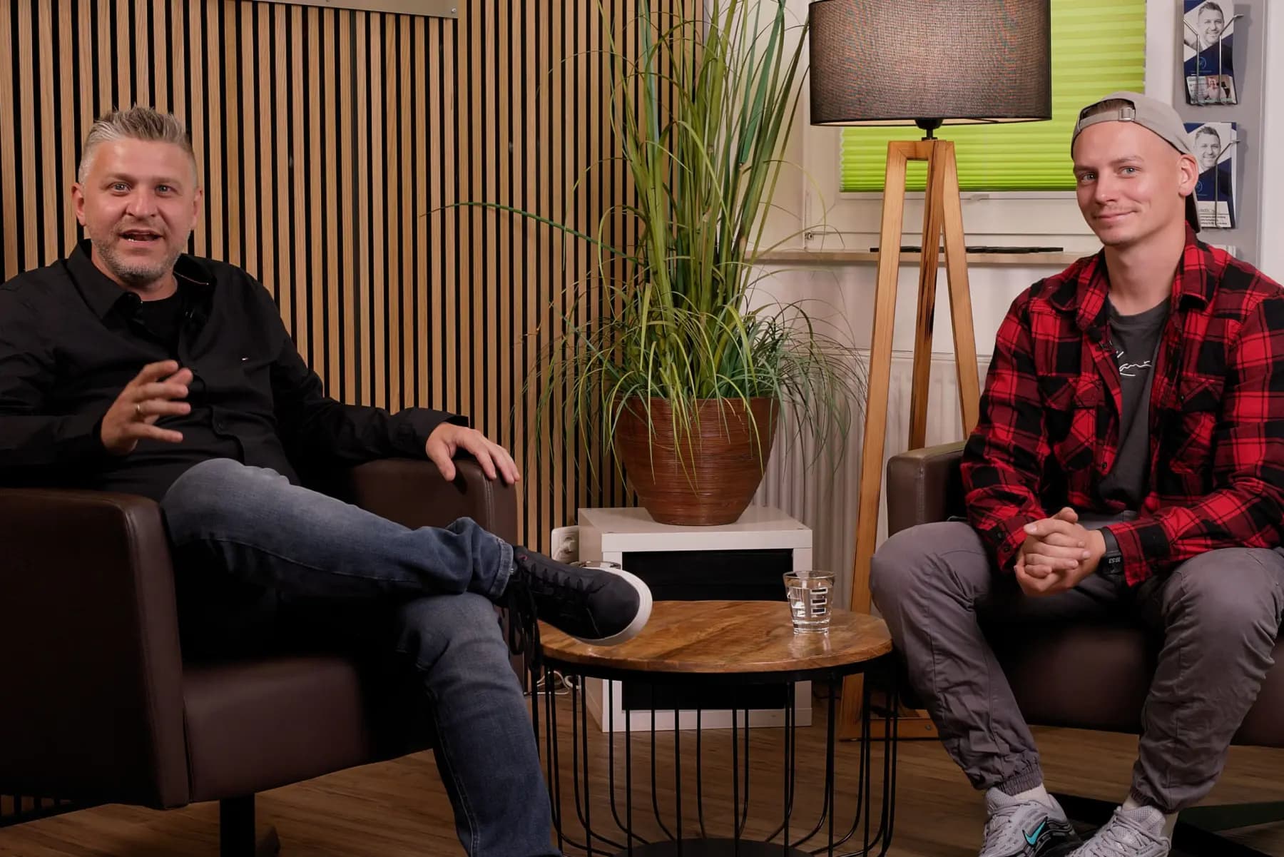Torsten Kotzan und ein Gast sitzen sich in Ledersesseln im Podcast-Studio gegenüber